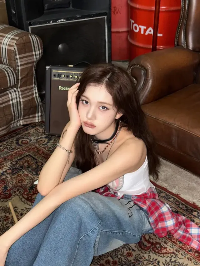 재이가 빈티지 록 스튜디오를 배경으로 강렬하면서도 섬세한 매력을 발산하고 있다. /사진=재이 인스타그램