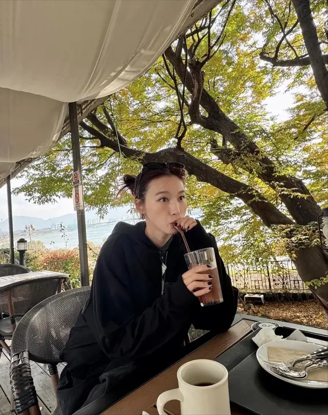 블랙 후디와 따뜻한 커피가 어우러진 유인영의 감성적인 순간. /사진=유인영 인스타그램