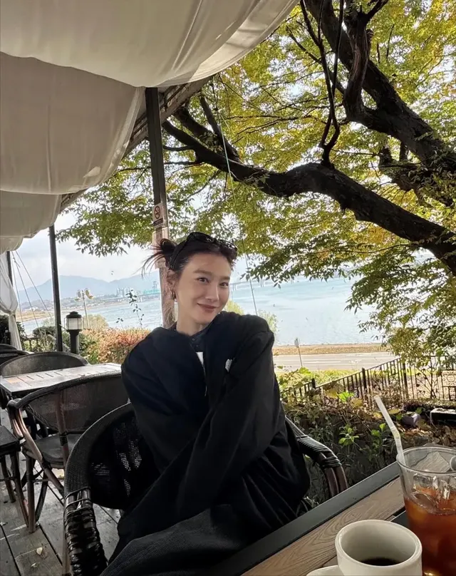 가을날 테라스 카페에서 여유를 만끽하는 배우 유인영의 모습. /사진=유인영 인스타그램