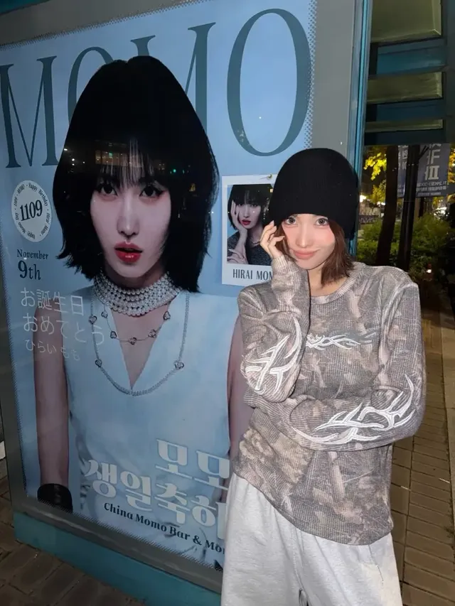 도심 속 야경과 어우러져 차분하면서도 힙한 무드를 자아내는 모모의 전신 스트리트룩이다. /사진=모모 인스타그램