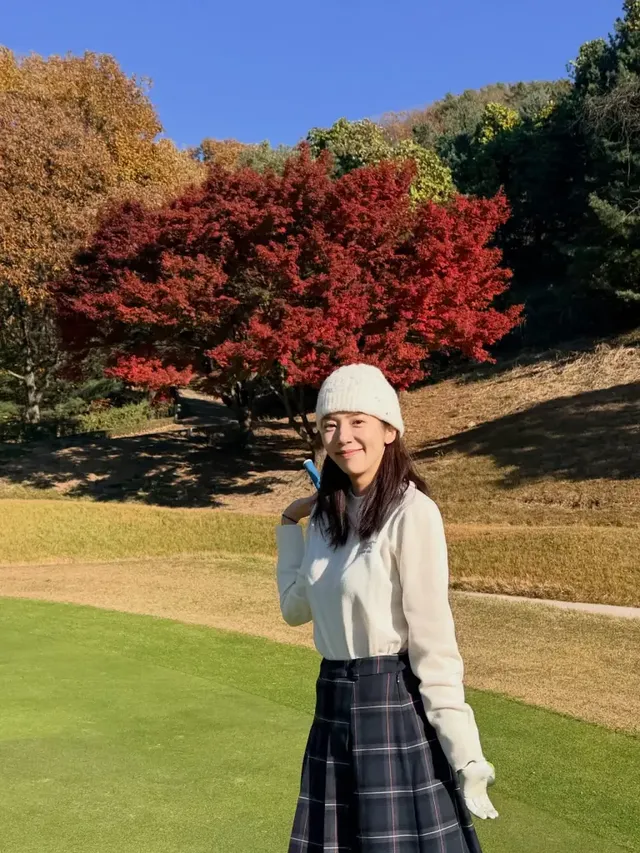 아이보리 스웨트셔츠와 체크 스커트로 완성한 손담비의 따뜻하고 단정한 가을 골프룩. /사진=손담비 인스타그램