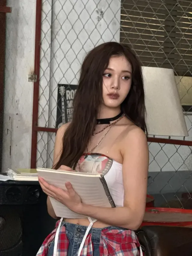 붉은 체크 셔츠와 와이드 데님 팬츠, 더블 체인 초커로 Y2K 록 시크 무드를 완벽하게 소화한 모습이다. /사진=재이 인스타그램