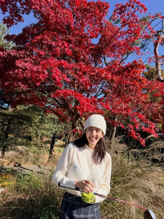 붉게 물든 단풍 아래에서 여유로운 미소와 함께 드라이버를 쥐고 있는 손담비의 모습. /사진=손담비 인스타그램