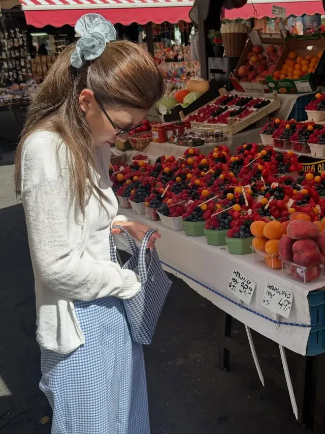 프라하의 햇살 아래 여유로운 표정으로 거리를 거니는 리아의 모습. /사진=리아 인스타그램