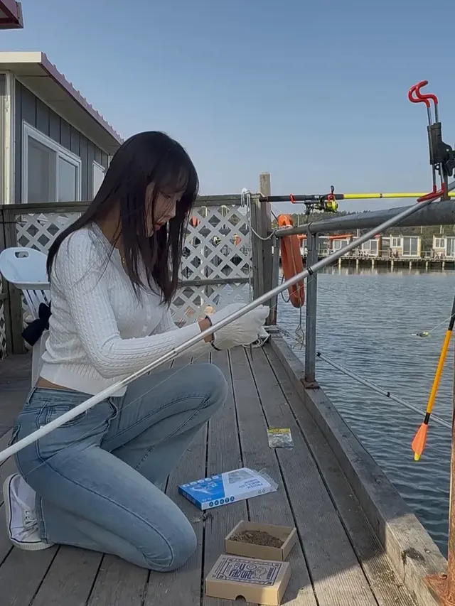  따사로운 햇살 아래, 크림색 니트와 연청 데님이 조화를 이루며 청량한 무드를 연출한다. /사진=조인영 인스타그램