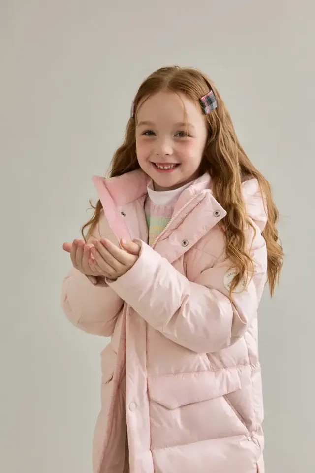 은은한 광택감과 퍼 트리밍으로 세련된 무드를 완성하는 여아용 후드 점퍼. /사진=프로젝트 키즈