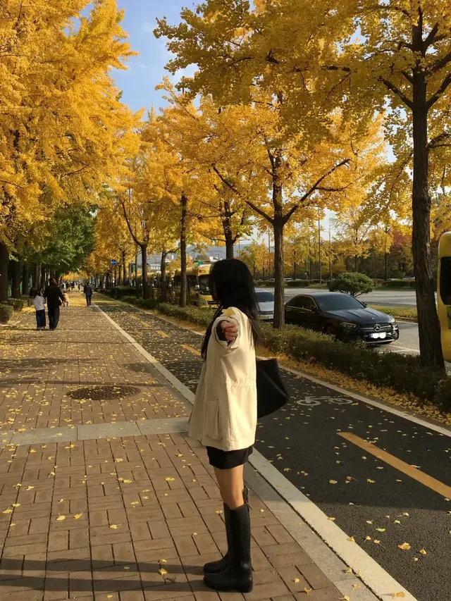 단풍이 물든 배경 속 홍화연이 음료를 들고 미소 짓는 모습. 편안하면서도 트렌디한 가을 감성을 전한다. /사진=홍화연 인스타그램/사진=김민설, 핑크 패딩으로 완성한 가을 로맨틱룩