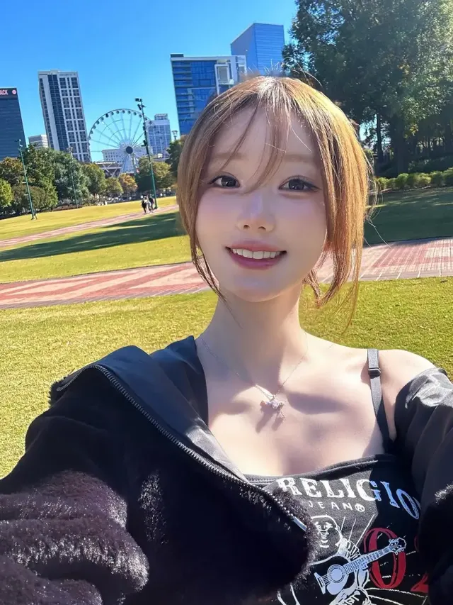 마젠타가 미국 투어 중 공원에서 자유로운 포즈를 취하며 근황을 전하는 모습이다. /사진=마젠타 인스타그램