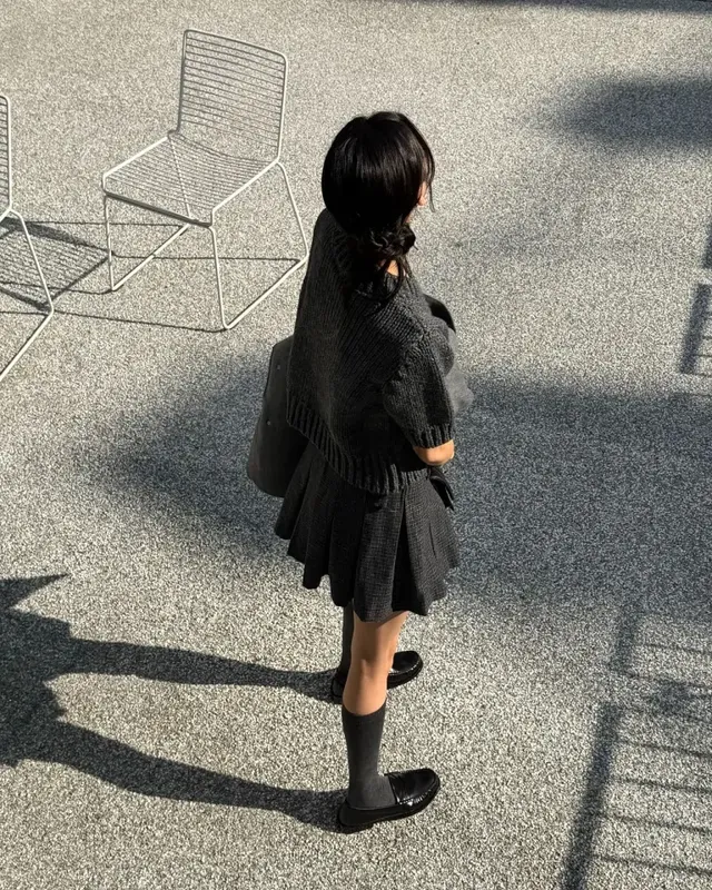 미세한 체크 패턴의 플리츠 미니스커트와 롱삭스, 로퍼로 완성한 성숙하고 감각적인 스쿨룩 무드를 선보인다. /사진=손연재 인스타그램