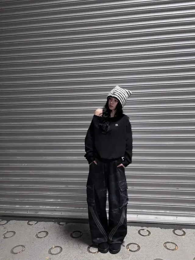 루즈한 상의와 벌룬 팬츠로 감각적인 비율을 자랑하며 포즈를 취하고 있다. /사진=카리나 인스타그램 