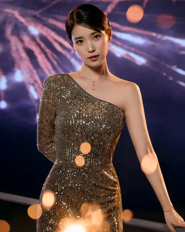 아이유가 셀레스티아 목걸이를 레이어링하여 화려하면서도 감각적인 홀리데이 주얼리 스타일링을 선보이고 있다. /사진=제이에스티나