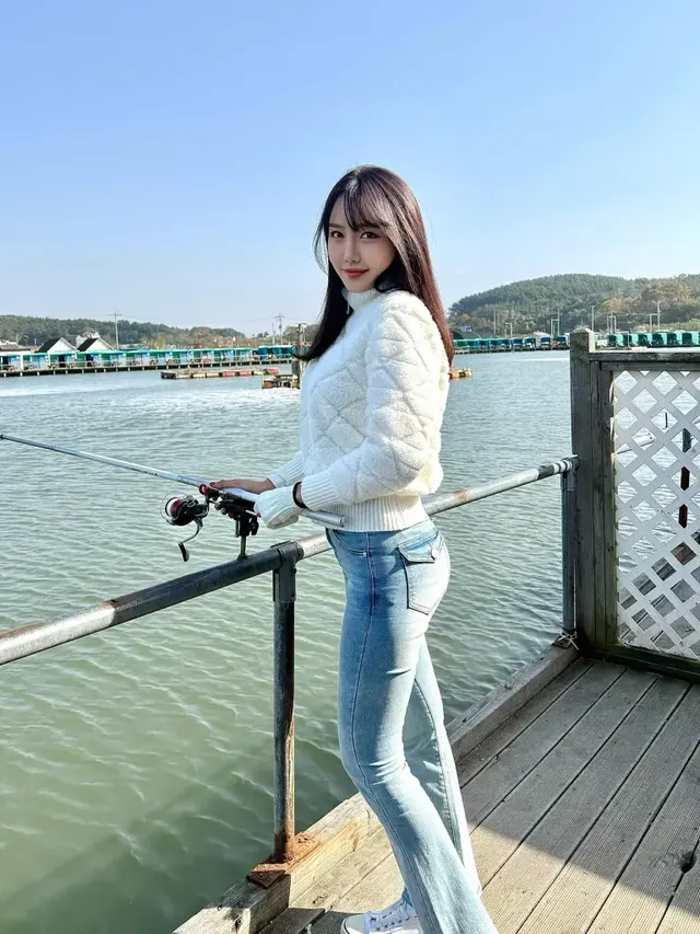 편안하면서도 스타일리시한 조인영의 낚시 패션은 현실적인 꾸안꾸 스타일의 정수를 보여준다. /사진=조인영 인스타그램