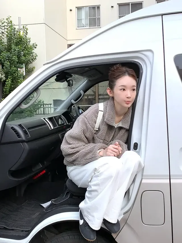 따뜻한 브라운 양털 플리스 재킷과 와이드 화이트 팬츠로 완성된 강민경의 포근한 겨울 데일리룩. /사진=강민경 인스타그램