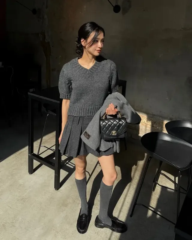 베레모와 블랙 퀼팅 미니백으로 포인트를 더해 도시적이면서도 우아한 분위기를 연출한 손연재의 모습. /사진=손연재 인스타그램