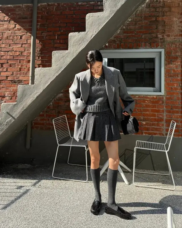 벽돌 건물 배경에 햇살을 받으며 서 있는 손연재가 차분한 그레이 톤 스타일링으로 시선을 사로잡는다. /사진=손연재 인스타그램