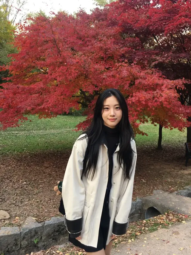 재킷의 가죽 트리밍과 단추 디테일이 돋보이는 클로즈업 컷. /사진=홍화연 인스타그램