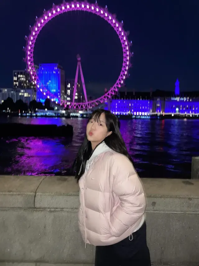 런던의 밤 조명 아래, 신유빈이 그레이 후디와 라이트핑크 다운 점퍼를 매치해 편안하면서도 스타일리시한 모습을 선보인다. /사진=신유빈 인스타그램 