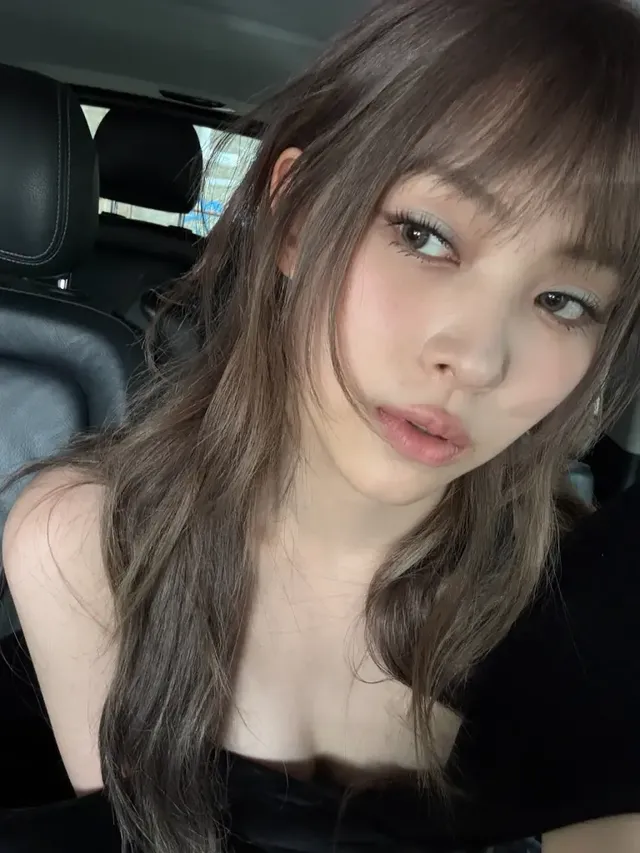 거울 셀카를 통해 블랙 드레스의 스퀘어넥 디테일과 자연스러운 메이크업을 드러내며 카메라를 응시하는 류진. /사진=류진 인스타그램