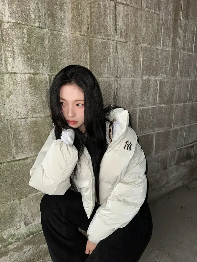 아린이 도회적인 배경에서 아이보리 숏패딩으로 따뜻하면서도 세련된 겨울 스타일을 선보이고 있다. /사진=아린 인스타그램