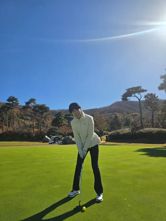 명세빈이 가을 단풍을 배경으로 여유로운 스윙을 하고 있다. /사진=명세빈 인스타그램