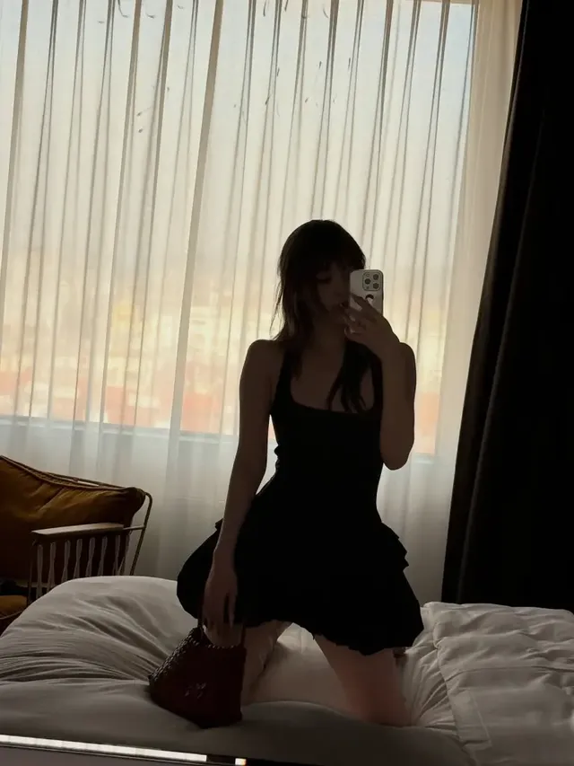 호텔 창가로 쏟아지는 노을빛을 배경으로 시크한 블랙 미니 드레스 룩을 선보이며 포즈를 취한 류진의 모습. /사진=류진 인스타그램