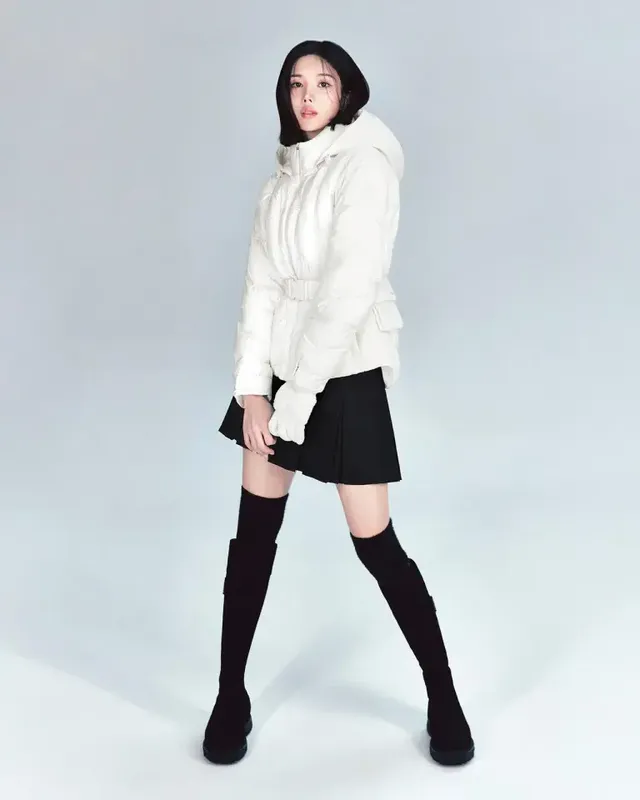 권은비가 순백의 숏패딩과 플리츠 스커트, 니하이 부츠를 매치해 스포티하면서도 여성스러운 겨울 필드룩을 완성했다. /사진=권은비 인스타그램