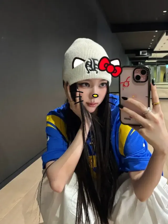 화이트 비니와 오버핏 져지로 Y2K 스포티 감성을 선보이는 나린의 클로즈업 셀카다. /사진=나린(MEOVV) 인스타그램인스타그램