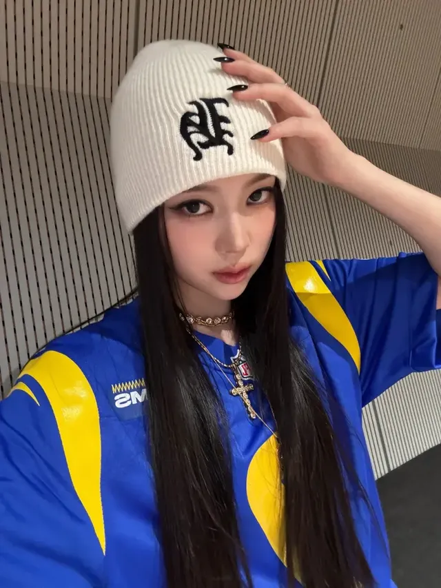 골드 체인 목걸이와 블랙 네일로 스트리트 무드를 더한 나린의 트렌디한 모습이다. /사진=나린(MEOVV) [