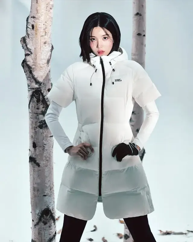 화이트 구스다운 점퍼와 블랙 장갑으로 시크한 모노톤 골프웨어의 정석을 보여주는 권은비의 모습. /사진=권은비 인스타그램