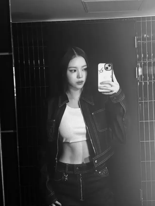 나린이 블랙 데님 셋업과 크롭탑으로 시크한 하이틴 무드를 연출한 미러 셀카다. /사진=나린(MEOVV) 인스타그램