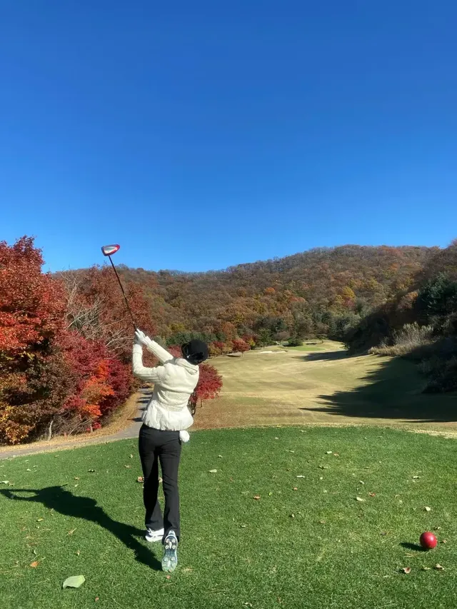 가을 골프장을 찾은 명세빈이 아이보리 다운 점퍼와 네이비 팬츠로 세련된 필드룩을 선보이고 있다. /사진=명세빈 인스타그램