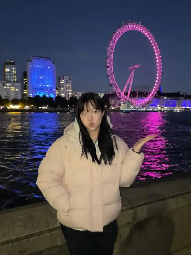  따뜻한 숏패딩과 차분한 팬츠로 겨울밤 런던 야경을 만끽하는 신유빈의 사랑스러운 여행룩. /사진=신유빈 인스타그램 
