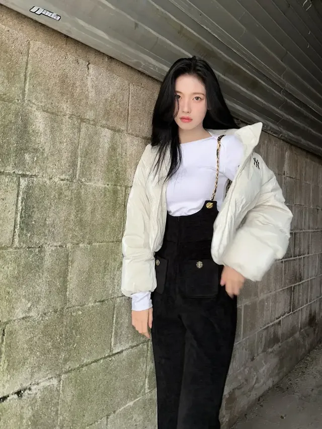 차분한 뉴트럴 톤으로 연출된 아린의 겨울 패션은 그녀의 맑고 깨끗한 이미지를 더욱 부각시킨다. /사진=아린 인스타그램