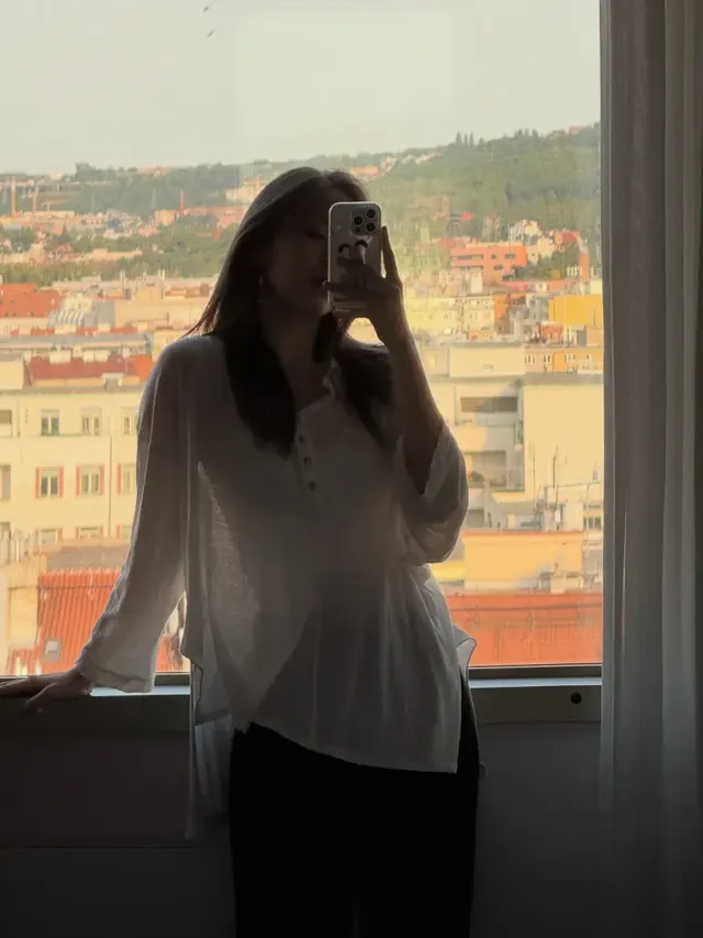 루즈핏 화이트 셔츠를 활용하여 편안하면서도 스타일리시한 시크함을 연출한 류진의 전신 모습. /사진=류진 인스타그램