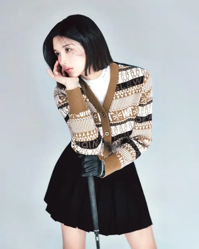 브라운 패턴 니트 카디건과 벨티드 화이트 패딩으로 따뜻하면서도 세련된 겨울 골프 패션을 선보이는 권은비. /사진=권은비 인스타그램