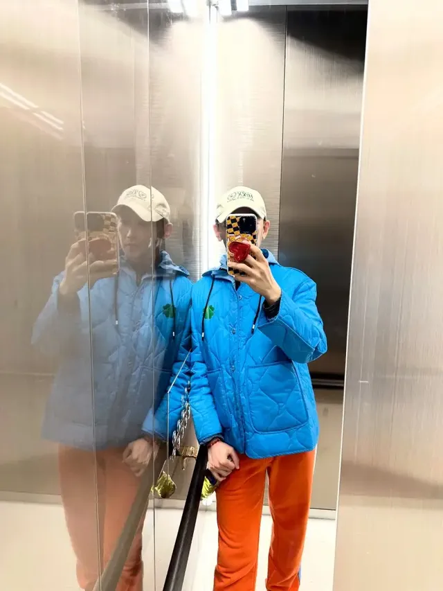 김호영이 엘리베이터 거울을 배경으로 하늘색 퀼팅 점퍼와 오렌지 팬츠를 매치한 셀카를 남기고 있다. /사진=김호영 인스타그램