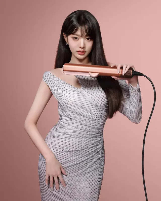 장원영이 미니드레스와 내추럴 웨이브 헤어로 청량한 분위기를 연출하며 다이슨 제품의 활용도를 보여준다. /사진=장원영 인스타그램