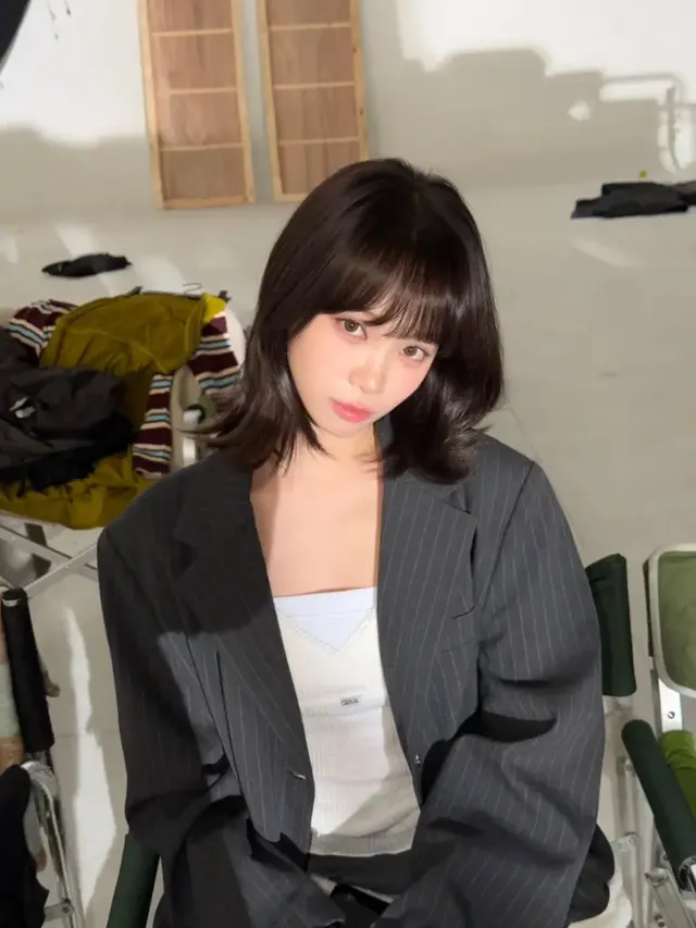 자연스러운 C컬 레이어드 컷과 시스루 뱅으로 청순한 매력을 더한 김채원의 모습. /사진=김채원 인스타그램