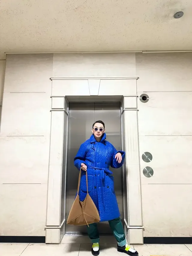 메탈릭한 블루 코트와 그린 팬츠, 옐로 삭스 등 과감한 컬러 조합으로 시선을 사로잡는 김호영의 전신 스타일링이다. /사진=김호영 인스타그램