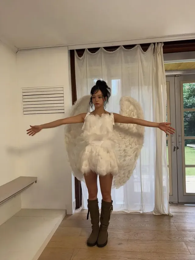 순백의 깃털 드레스와 대비되는 브라운 버클 부츠를 매치해 독특한 매력을 선보이는 이혜리. /사진=이혜리 인스타그램