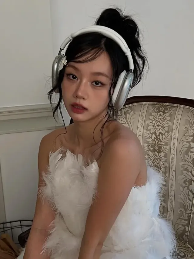 빈티지 헤드폰을 착용하고 카메라를 응시하는 이혜리의 깊이 있는 눈빛이 인상적이다. /사진=이혜리 인스타그램