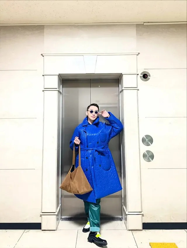 다채로운 색감의 겨울 아우터와 액세서리를 활용해 자신만의 독보적인 패션 센스를 자랑하는 김호영의 모습이다. /사진=김호영 인스타그램