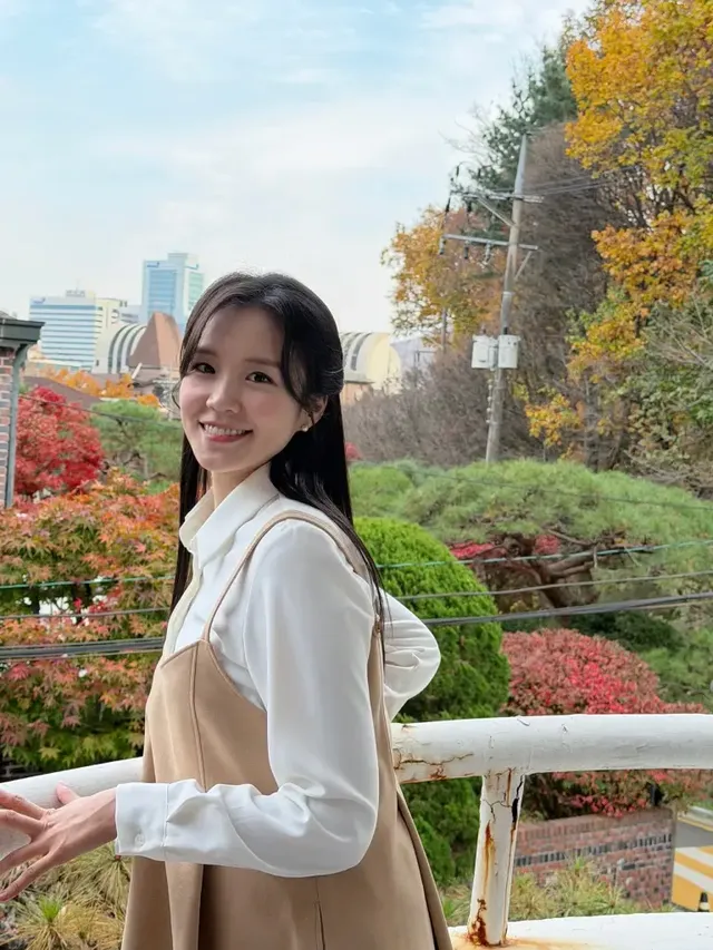 가을 햇살 아래, 장예원이 베이지 원피스와 화이트 셔츠 레이어드룩으로 포근한 매력을 발산하고 있다. /사진=장예원 인스타그램