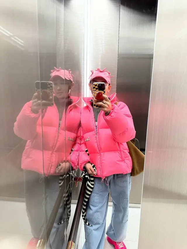 핫핑크 패딩에 그레이 와이드 팬츠, 핑크 스니커즈를 매치해 발랄하면서도 유니크한 겨울 패션을 완성한 김호영의 모습이다. /사진=김호영 인스타그램