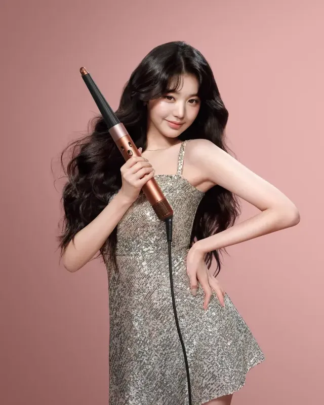 장원영이 실버 오프숄더 드레스를 입고 다이슨 헤어 스타일링 기기를 들고 포즈를 취하며 시크한 매력을 발산한다. /사진=장원영 인스타그램