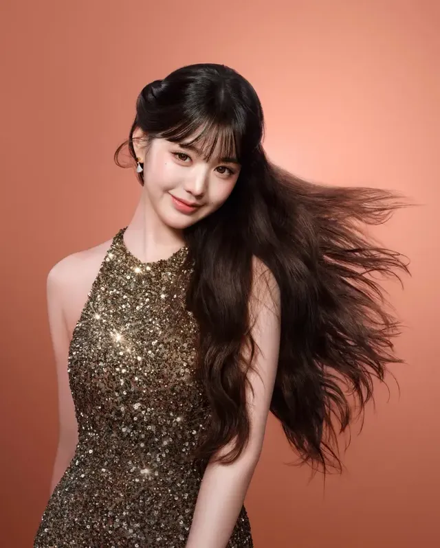 장원영이 핑크 톤 배경에서 골드 시퀸 드레스와 우아한 웨이브 헤어를 선보이며 다이슨 캠페인의 시작을 알린다. /사진=장원영 인스타그램