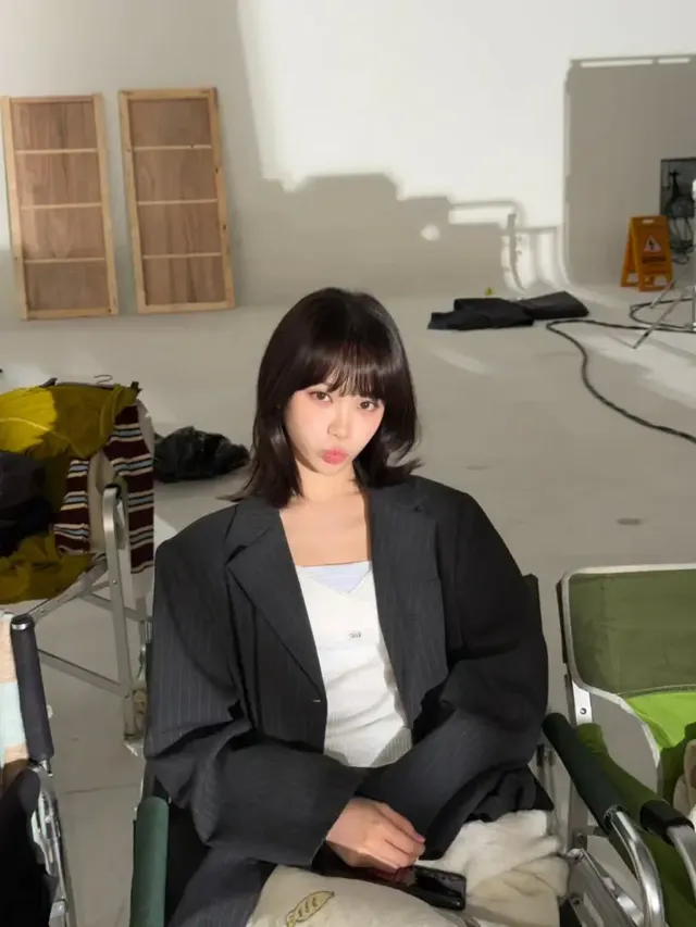 김채원이 그레이 핀스트라이프 재킷과 화이트 니트 탑으로 시크하고 미니멀한 스타일을 연출하고 있다. /사진=김채원 인스타그램