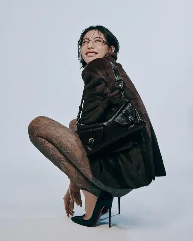  브라운 퍼 재킷에 안경과 가죽 숄더백을 더해 패셔너블한 지성미를 강조한 나나의 매력적인 순간이다. /사진=나나 인스타그램