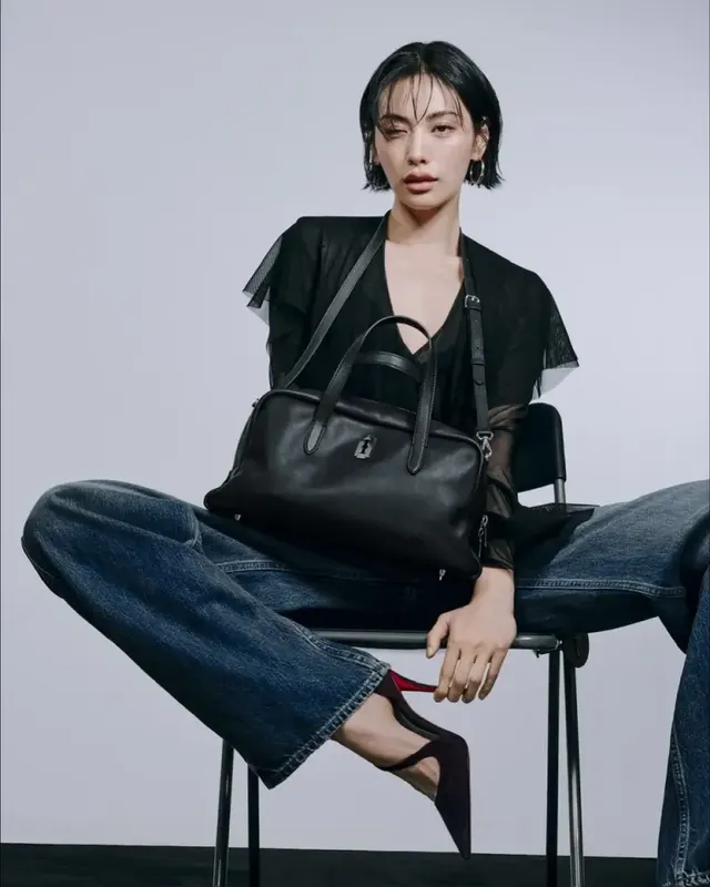 나나가 짧은 흑발과 블랙 시스루 셔츠, 데님 팬츠로 도회적인 시크미를 발산하고 있다. /사진=나나 인스타그램