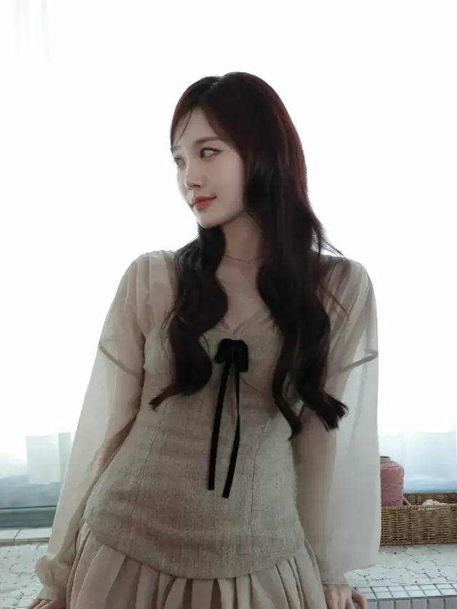  따뜻한 조명 아래 유라의 고요한 실루엣이 편안하면서도 단정한 매력을 발산한다. /사진=유라 인스타그램